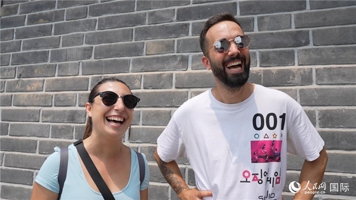 圖為西班牙籍游客塔瑪拉·魯伊斯·查莫羅（左）和馬克·普拉達·巴約納（右）。人民網(wǎng)記者 吳超嵐攝