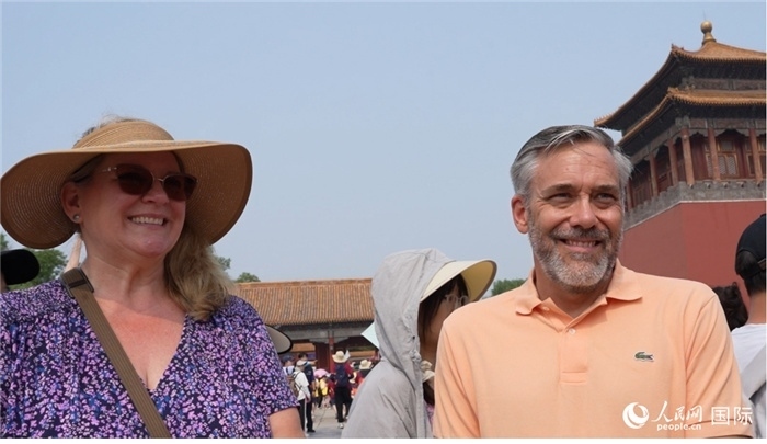 圖為來自美國拉斯維加斯的游客格雷琴·拉森 （Gretchen Larsen）（左）和她的丈夫埃里克·拉森（Eric Larsen）（右）。人民網(wǎng)記者 吳超嵐攝