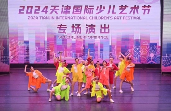 7月22日，來自俄羅斯的舞蹈團演員在藝術節(jié)上展演。新華社記者 趙子碩 攝