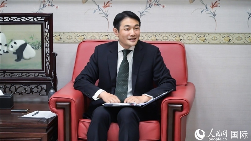 使館發(fā)言人畢海波公參介紹黨的二十屆三中全會(huì)情況并回答記者提問(wèn)。人民網(wǎng) 郭錦標(biāo)攝