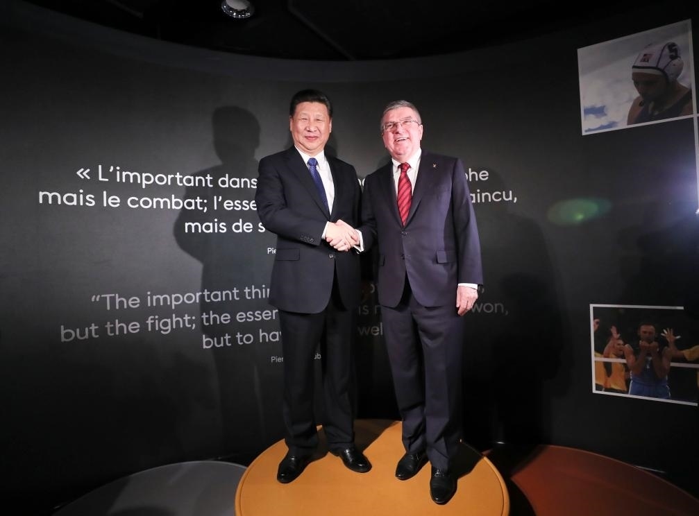 2017年1月18日，國(guó)家主席習(xí)近平在瑞士洛桑國(guó)際奧林匹克博物館會(huì)見國(guó)際奧林匹克委員會(huì)主席巴赫。這是習(xí)近平和巴赫在奧運(yùn)冠軍領(lǐng)獎(jiǎng)臺(tái)上合影。新華社記者 蘭紅光 攝