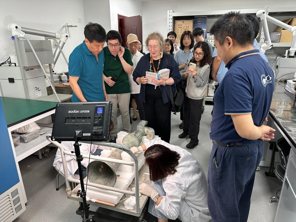 2024年5月28日，英國考古學家、牛津大學教授杰西卡·羅森在文物保護修復實驗室觀摩文物。新華社發(fā)（四川省文物考古研究院供圖）