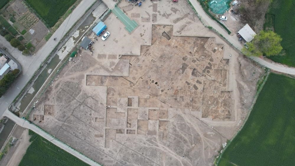 這是2024年3月23日拍攝的四川省廣漢市三星堆遺址發(fā)掘區(qū)（無人機照片）。新華社發(fā)（四川省文物考古研究院供圖）