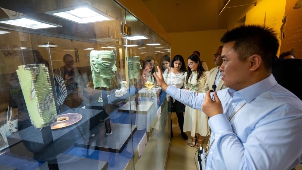 2024年6月14日，冉宏林在埃及開羅舉辦的“三星堆·金沙”主題數(shù)字展上向埃及公眾介紹三星堆文化。新華社發(fā)（四川省文物考古研究院供圖）