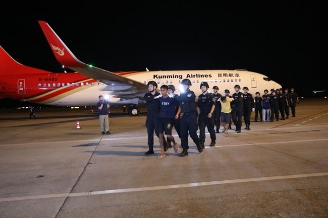 押解現(xiàn)場。公安部供圖