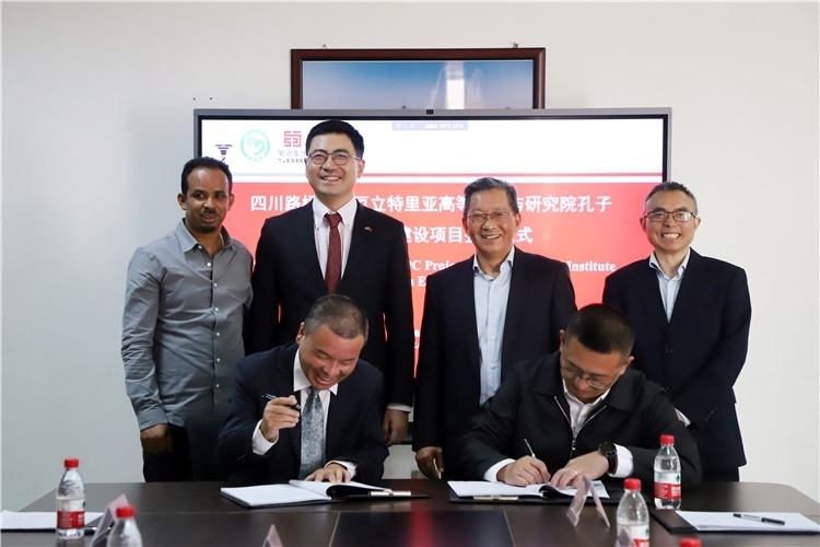 圖2：圖為4月30日孔子學(xué)院教學(xué)樓項(xiàng)目簽約儀式現(xiàn)場。四川路橋供圖