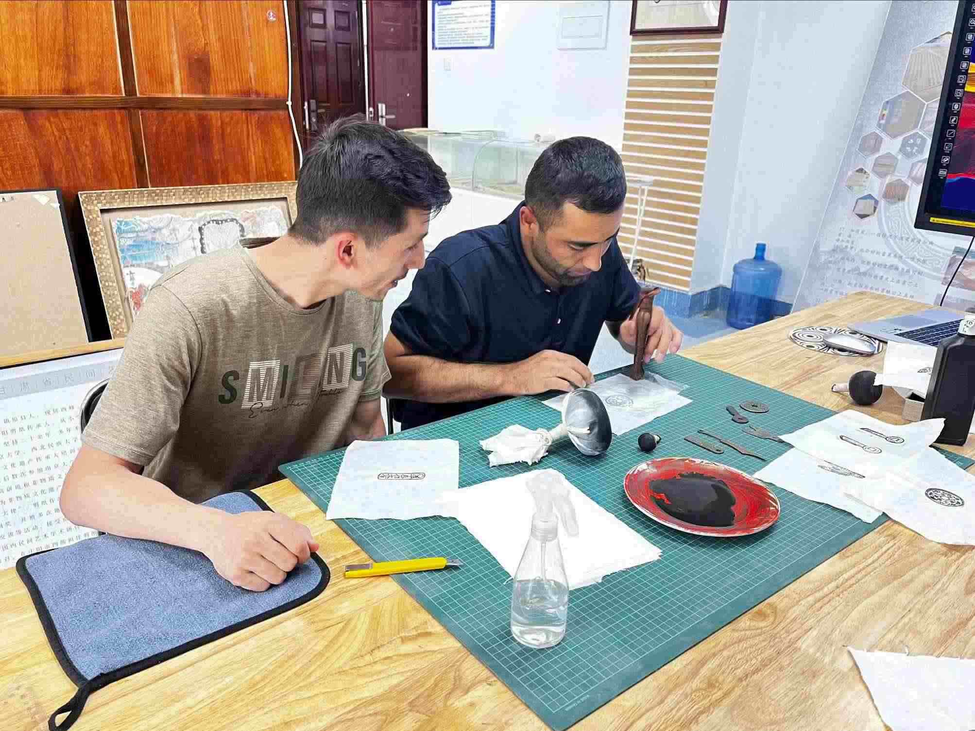 營員們動手體驗“非遺”技藝。校方供圖