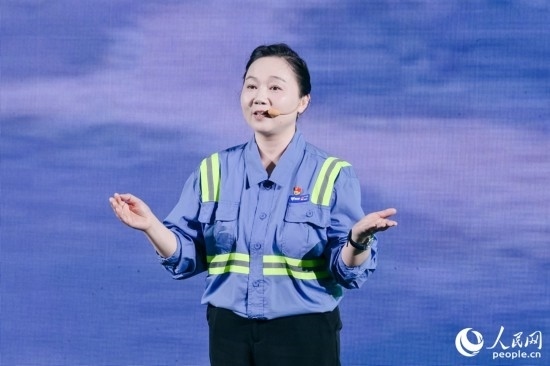 黃英紅講述在互聯(lián)網(wǎng)“種地”的故事。人民網(wǎng)攝