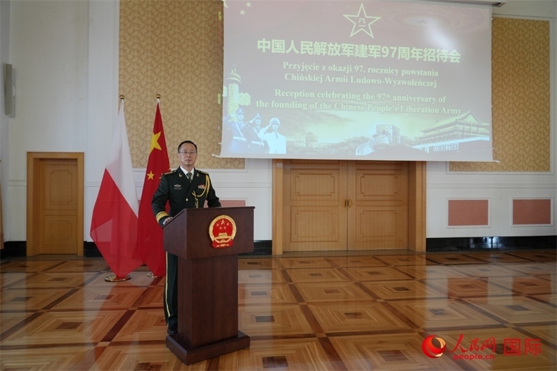 波蘭使館國防武官張寅生大校在招待會(huì)上致辭。人民網(wǎng)記者 李增偉攝 