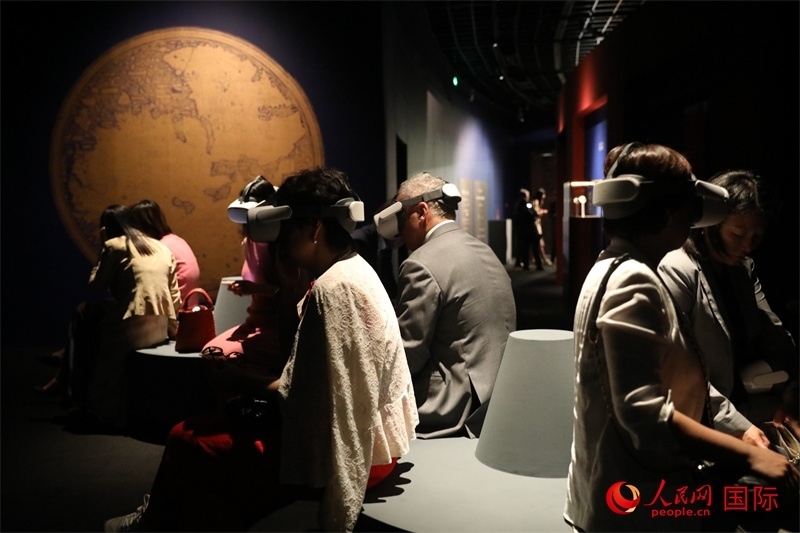 嘉賓在展覽“傳奇之旅：馬可·波羅與絲綢之路上的世界”VR體驗(yàn)區(qū)參觀。人民網(wǎng) 殷韜攝