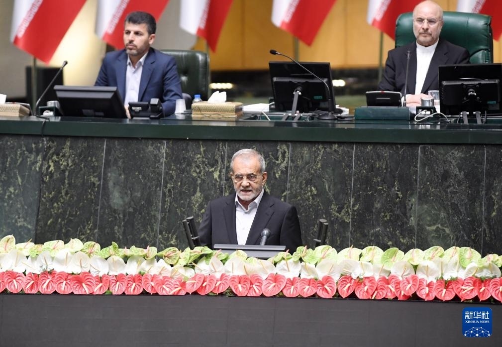 7月30日，佩澤希齊揚（前）在伊朗德黑蘭的伊朗議會宣誓就任伊朗總統(tǒng)后發(fā)表就職演說。新華社記者 沙達提 攝