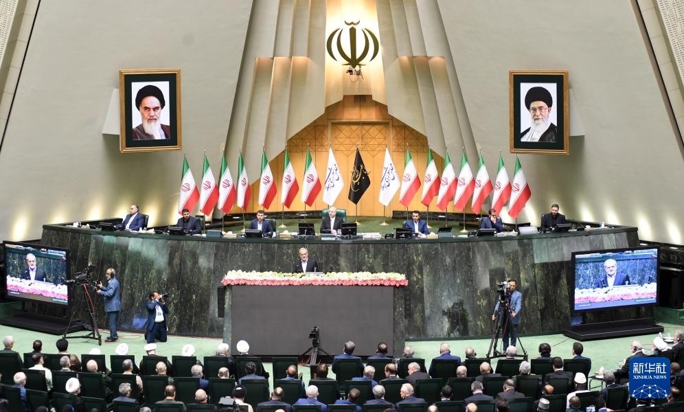 7月30日，佩澤希齊揚（中）在伊朗德黑蘭的伊朗議會宣誓就任伊朗總統(tǒng)后發(fā)表就職演說。新華社記者 沙達提 攝