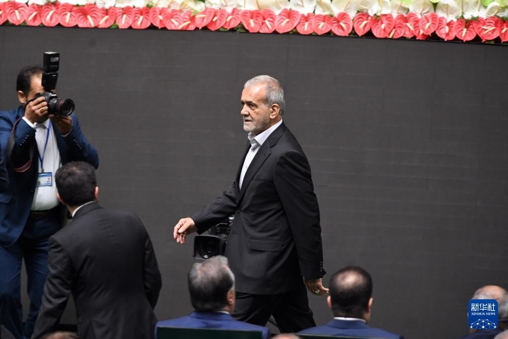 7月30日，在伊朗德黑蘭的伊朗議會，佩澤希齊揚（中）抵達總統(tǒng)就職典禮現(xiàn)場。新華社記者 沙達提 攝