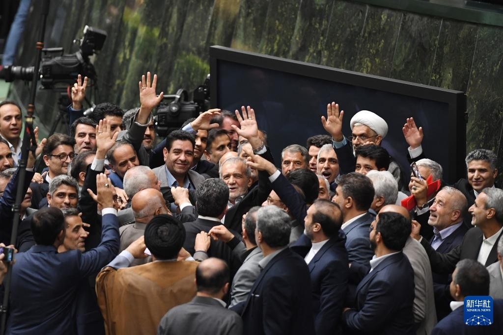 7月30日，在伊朗德黑蘭的伊朗議會，佩澤希齊揚（中）離開總統(tǒng)就職典禮現(xiàn)場時揮手致意。新華社記者 沙達提 攝