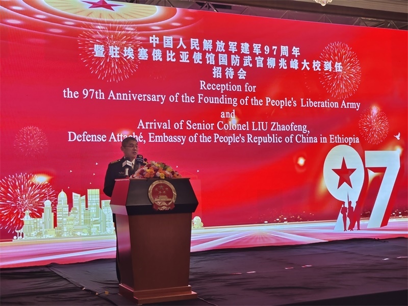 中國(guó)駐埃塞俄比亞使館國(guó)防武官柳兆峰致辭。攝影江絳