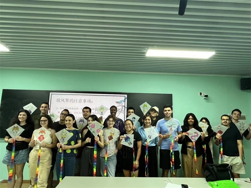 在中國(guó)和巴西共迎兩國(guó)建交50周年之際，巴西圣保羅州立大學(xué)孔子學(xué)院今年7月成功組織多批、近40名巴西青少年來(lái)華進(jìn)行短期訪問(wèn)交流，圖為訪問(wèn)團(tuán)成員參加文化體驗(yàn)活動(dòng)。 巴西圣保羅州立大學(xué)孔子學(xué)院供圖