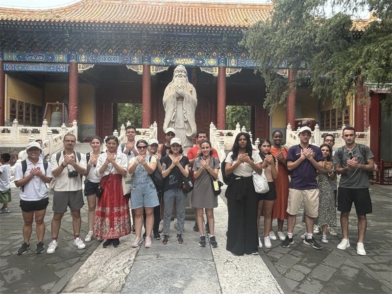 在中國(guó)和巴西共迎兩國(guó)建交50周年之際，巴西圣保羅州立大學(xué)孔子學(xué)院今年7月成功組織多批、近40名巴西青少年來(lái)華進(jìn)行短期訪問(wèn)交流，圖為訪問(wèn)團(tuán)成員參加文化體驗(yàn)活動(dòng)。 巴西圣保羅州立大學(xué)孔子學(xué)院供圖