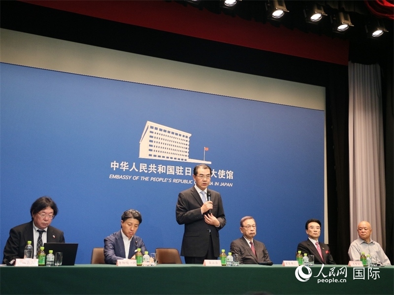 中國(guó)駐日本大使吳江浩（左三）致辭。人民網(wǎng) 許可攝