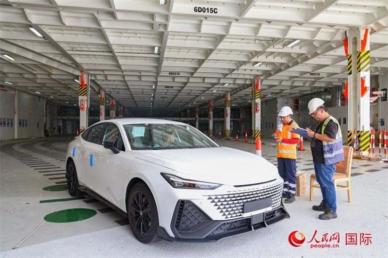 工人正在進行卸車作業(yè)。人民網(wǎng)記者 任皓宇攝