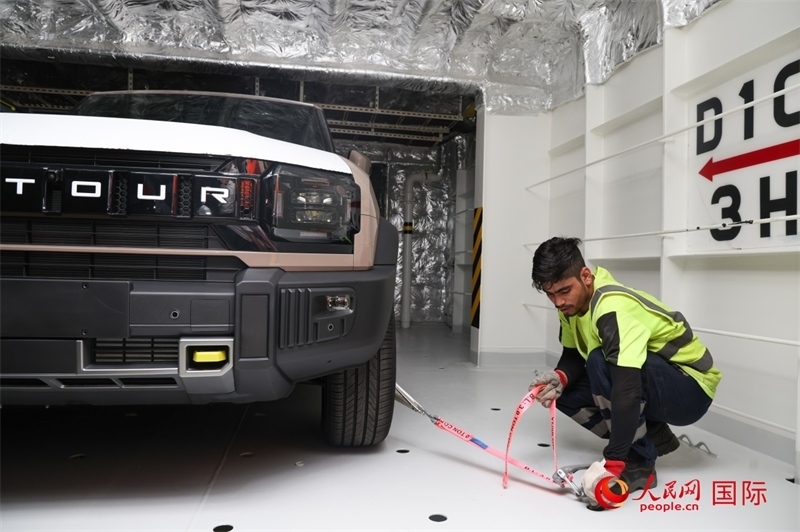 工人正在進行卸車作業(yè)。人民網(wǎng)記者任皓宇攝