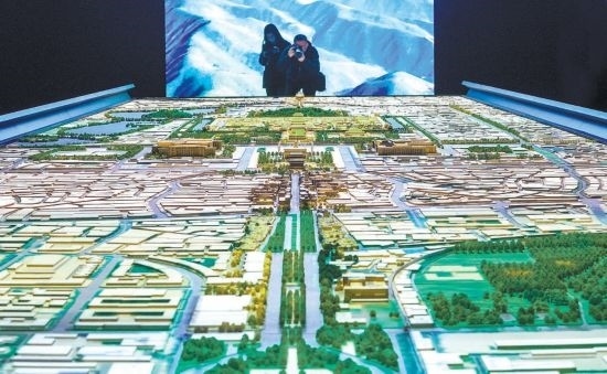 首都博物館“輝煌中軸”展廳內(nèi)，十六米長的中軸線沙盤，配以立體投影技術(shù)，展現(xiàn)北京中軸線之壯美。 本報記者 武亦彬攝
