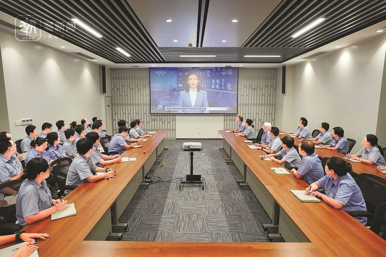 2024年8月1日晚，寧波永新光學(xué)股份有限公司員工集體觀看央視《新聞聯(lián)播》關(guān)于國家主席習(xí)近平給包陪慶、曹其鏞等祖籍寧波的香港企業(yè)家回信的報道。潮新聞記者 賀元凱 彭鵬 周旭輝 攝