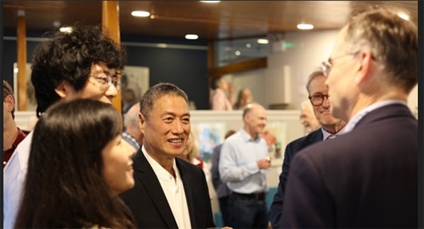 盧中見與嘉賓交流中國畫。許晉熙攝