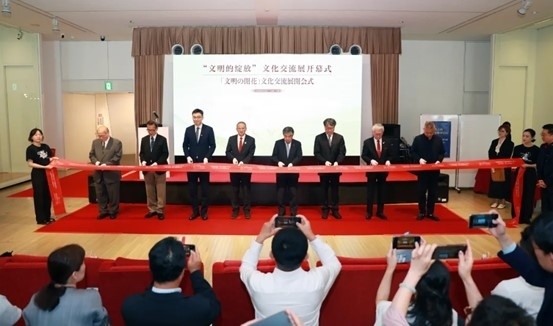 中外嘉賓共同為“文明的綻放”文化交流展開幕式剪彩。中國(guó)外文局國(guó)際傳播發(fā)展中心供圖