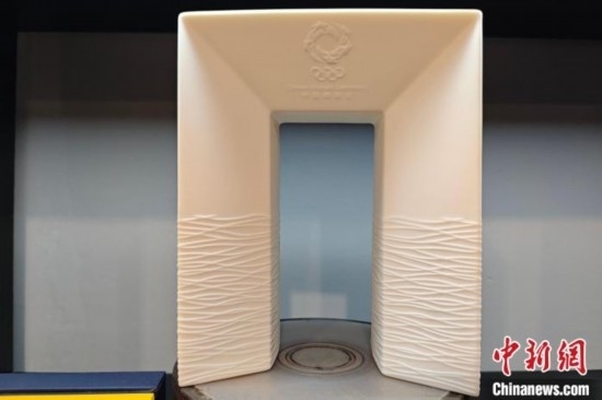 白瓷作品《凱旋尊》巧妙融合了法國與中國最具象征意義的藝術(shù)形式和元素進(jìn)行再創(chuàng)造。 吳冠標(biāo) 攝