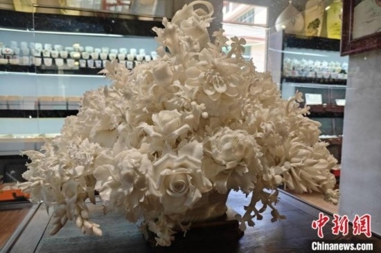 福建德化陶瓷以“白”見長，因白如雪、明如鏡、薄如紙、聲如磬、潤如玉而享譽(yù)世界。 吳冠標(biāo) 攝