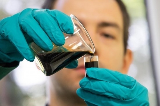 2022年5月24日，在匈牙利薩茲豪隆包陶多瑙河煉油廠(chǎng)，一名工人對(duì)通過(guò)阿德里亞輸油管道運(yùn)達(dá)的原油樣品進(jìn)行質(zhì)量分析。新華社發(fā)（弗爾季·奧蒂洛攝）