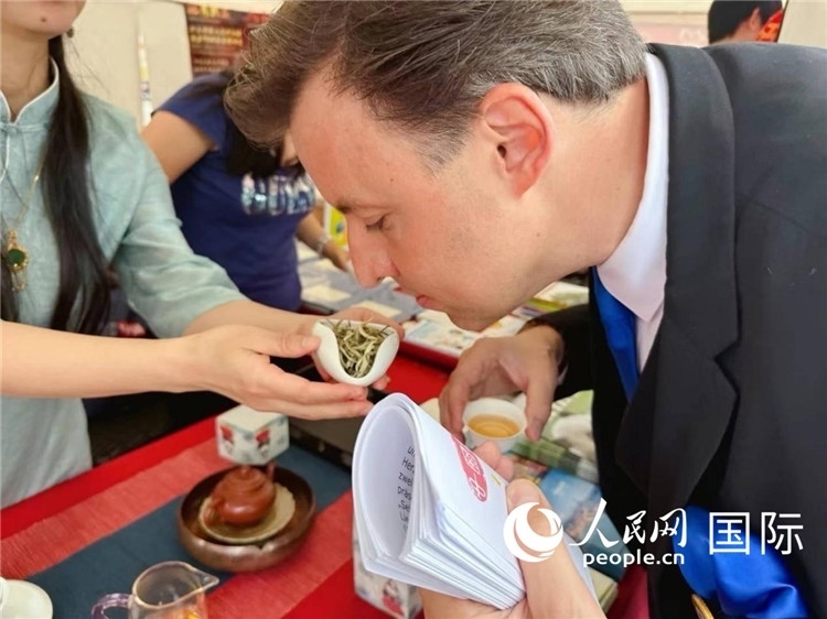 德國市民品鑒中國茶。人民網(wǎng)記者 劉赫攝
