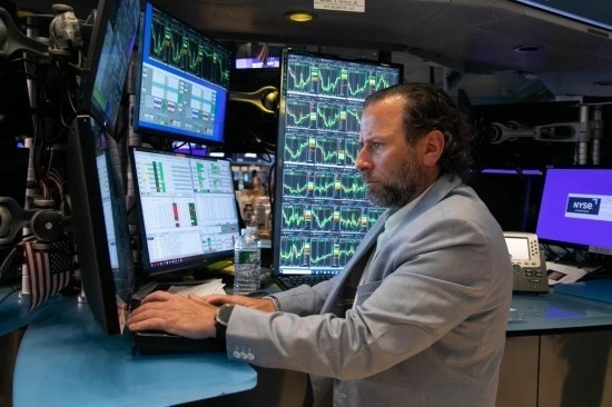 5月3日，交易員在美國紐約證券交易所交易大廳工作。新華社發(fā)（郭克攝）