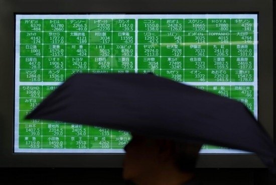 8月2日，在日本東京，行人經過一處股指信息電子顯示屏。新華社記者張笑宇攝
