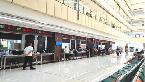 鄂托克旗政務(wù)服務(wù)中心“全科受理大綜窗”。 鄂托克旗政務(wù)服務(wù)與數(shù)據(jù)管理局供圖