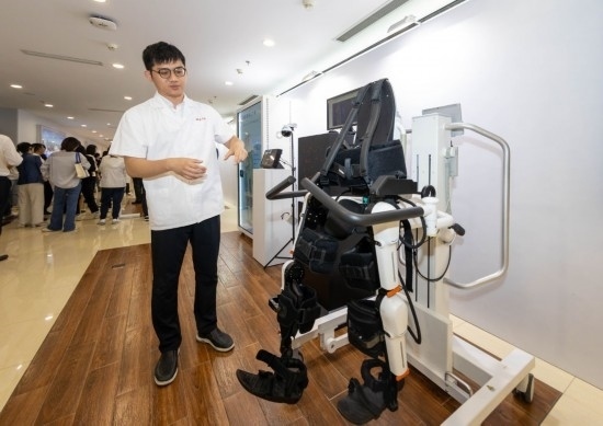 2024年5月24日，在位于上海市嘉定區(qū)的上海交通大學(xué)醫(yī)學(xué)院附屬瑞金醫(yī)院腫瘤質(zhì)子中心，工作人員介紹由瑞金醫(yī)院醫(yī)生和醫(yī)療公司共同研發(fā)的用于恢復(fù)患者下肢的醫(yī)療機器人。新華社記者 王翔 攝