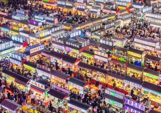 2024年4月21日，人們在河北省正定縣小商品夜市品嘗美食（無人機照片）。新華社發(fā)（武志偉 攝）