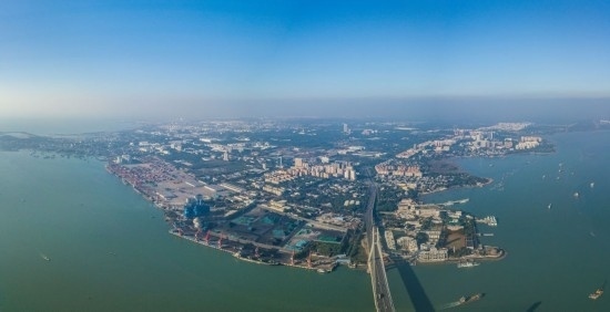 海南自貿(mào)港重點園區(qū)——洋浦經(jīng)濟開發(fā)區(qū)（2023年12月31日攝，無人機全景照片）。新華社記者 蒲曉旭 攝