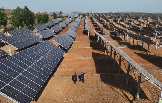 2024年4月16日，工人在河北省石家莊市靈壽縣譚莊鄉(xiāng)程家莊村的“農(nóng)光互補”光伏發(fā)電場巡查（無人機照片）。新華社記者 楊世堯 攝