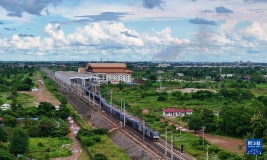 8月5日，由老撾籍火車司機(jī)獨(dú)立駕駛的滿載貨物的列車駛出萬(wàn)象站，向中國(guó)昆明進(jìn)發(fā)（無(wú)人機(jī)照片）。新華社發(fā)（楊永全 攝）