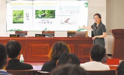 圖②：法官給旁聽群眾講解破壞生態(tài)環(huán)境的危害和法律后果。