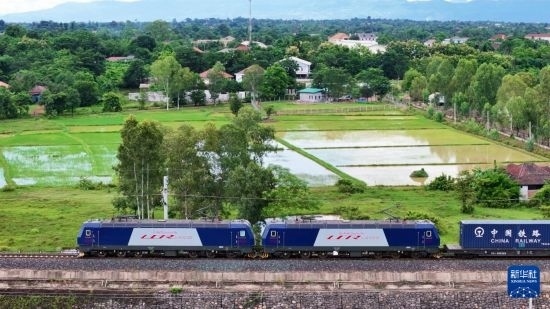 8月5日，由老撾籍火車司機(jī)獨(dú)立駕駛的滿載貨物的列車駛出萬(wàn)象站，向中國(guó)昆明進(jìn)發(fā)（無(wú)人機(jī)照片）。新華社發(fā)（楊永全 攝）