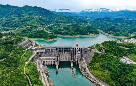 這是陜西安康水電站大壩（2024年6月21日攝，無人機照片）。新華社記者 蔡湘鑫 攝