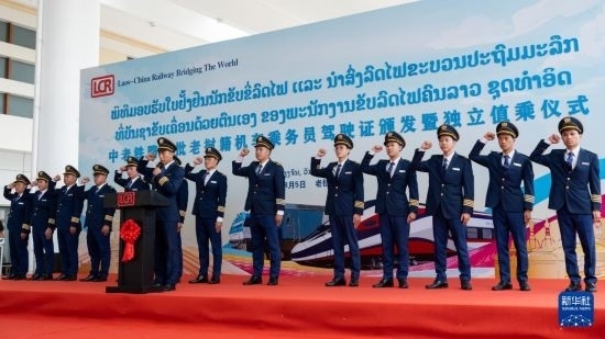 8月5日，在中老鐵路萬(wàn)象站，中老鐵路首批14名老撾籍火車司機(jī)進(jìn)行宣誓。新華社發(fā)（凱喬 攝）