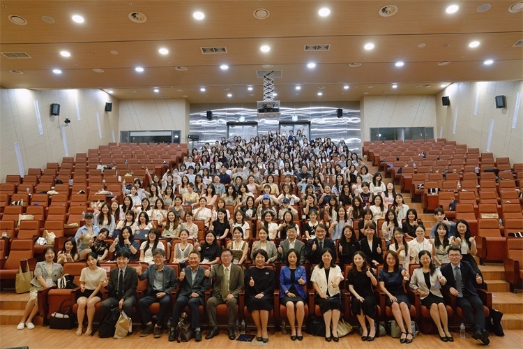 8月5日，第十一屆在韓國際中文教育志愿者崗中培訓(xùn)舉行開班儀式。圖為活動現(xiàn)場合影。 教育部中外語言交流合作中心供圖