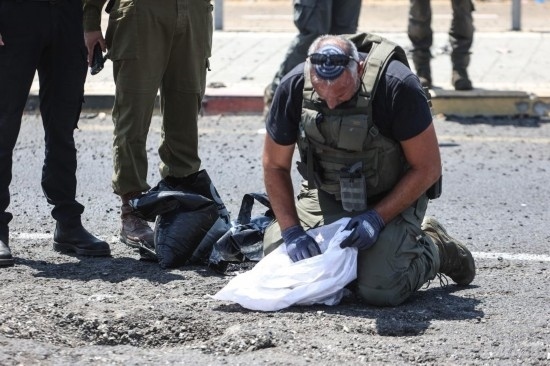 8月6日，在以色列納哈里亞，警方在無人機(jī)襲擊現(xiàn)場開展工作。以色列國防軍6日發(fā)表聲明說，多架無人機(jī)當(dāng)天從黎巴嫩射向以色列，造成以色列邊境城市納哈里亞數(shù)名平民受傷。新華社/基尼圖片社