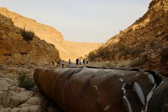 這是4月28日在以色列南部城市阿拉達(dá)附近拍攝的伊朗導(dǎo)彈殘骸。新華社發(fā)（賈馬爾·阿瓦德攝）