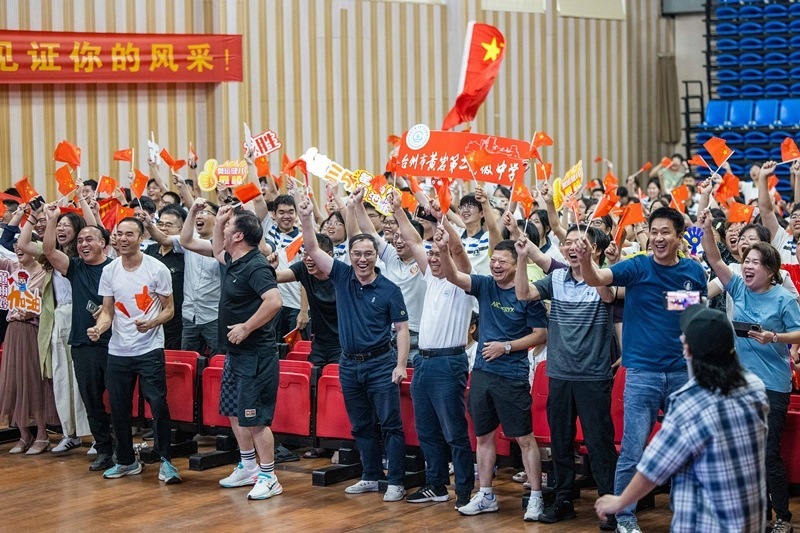 北京時(shí)間7月27日，2024年巴黎奧運(yùn)會(huì)首個(gè)比賽日，在射擊10米氣步槍混合團(tuán)體比賽中，中國(guó)選手黃雨婷/盛李豪獲得金牌。圖為黃雨婷的母校師生們通過(guò)收看奧運(yùn)直播的方式為她加油助威。