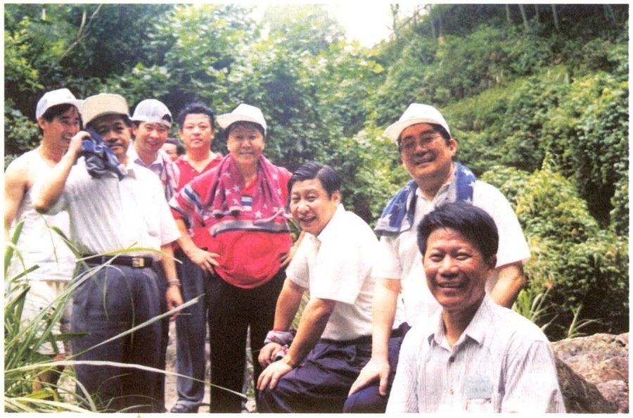 1999年6月，習(xí)近平在福州森林公園參加紀(jì)念毛主席“發(fā)展體育運(yùn)動(dòng)，增強(qiáng)人民體質(zhì)”題詞47周年登山健身活動(dòng)。（資料照片，來(lái)源：《習(xí)近平在福建》（下））