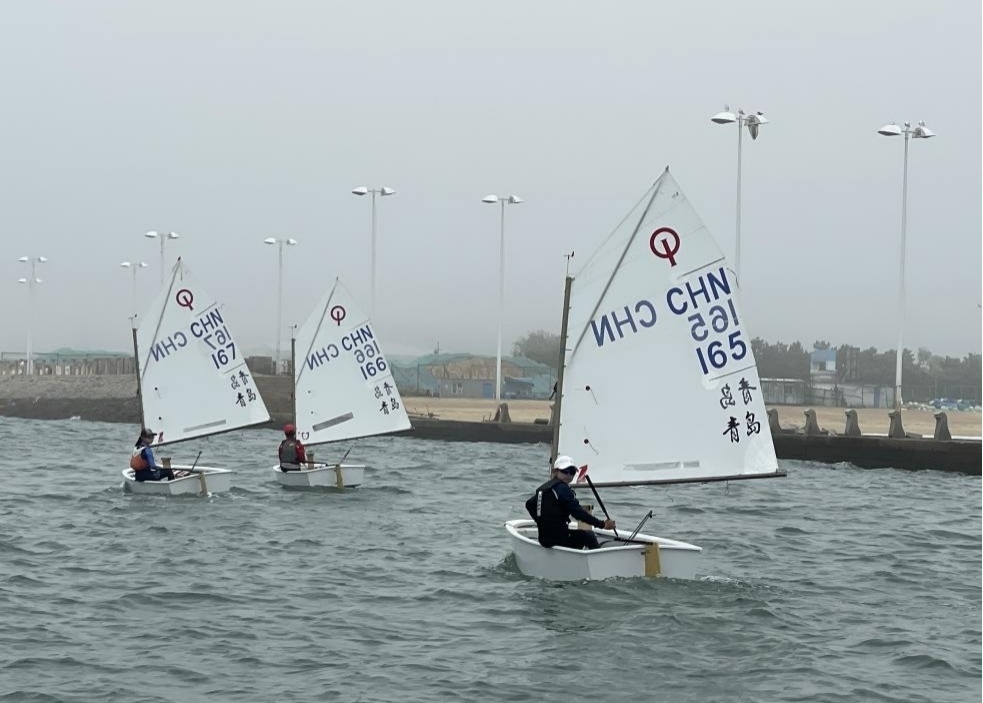 青島市嶗山區(qū)中韓小學(xué)帆船社團(tuán)進(jìn)行帆船訓(xùn)練。青島市嶗山區(qū)教育和體育局供圖